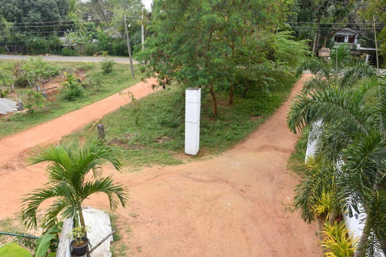 Thinaya Lake Resort Anuradhapura Bagian luar foto
